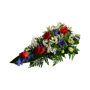 En blombukett med röda rosor, vita liljor, blå blommor och gröna blad arrangerade tillsammans.