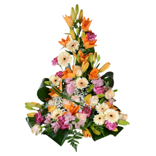 En blomsterarrangemang i pyramidform med orange liljor, vita gerbera, rosa rosor och gröna blad.
